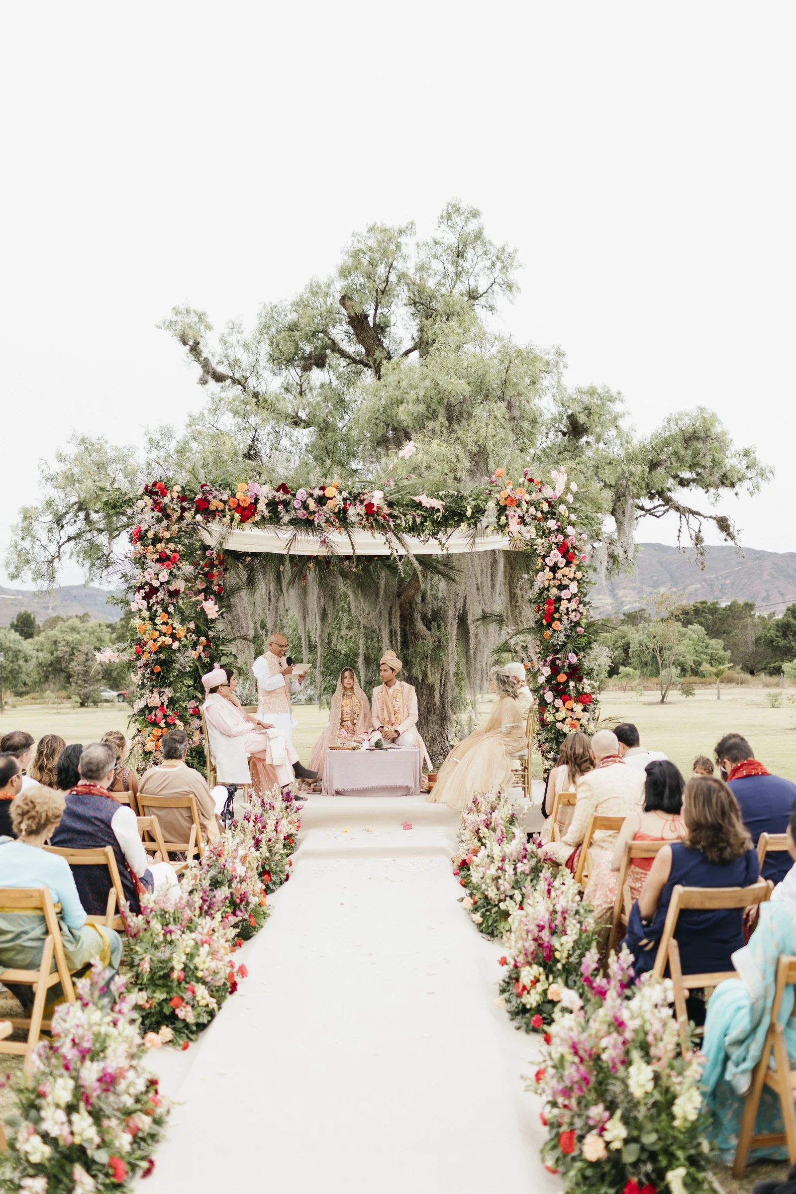 Ceremonia con arco de flores