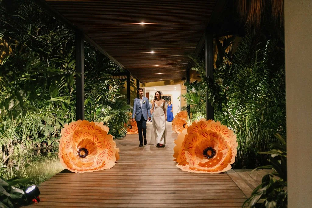 Instalación de flores naranja