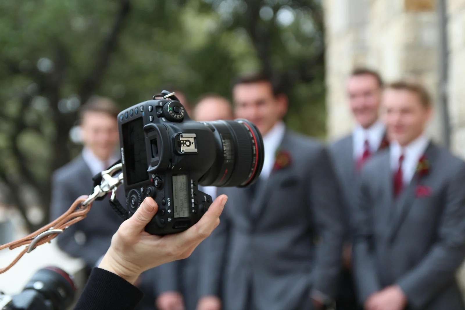 Fotógrafo de bodas con su cámara