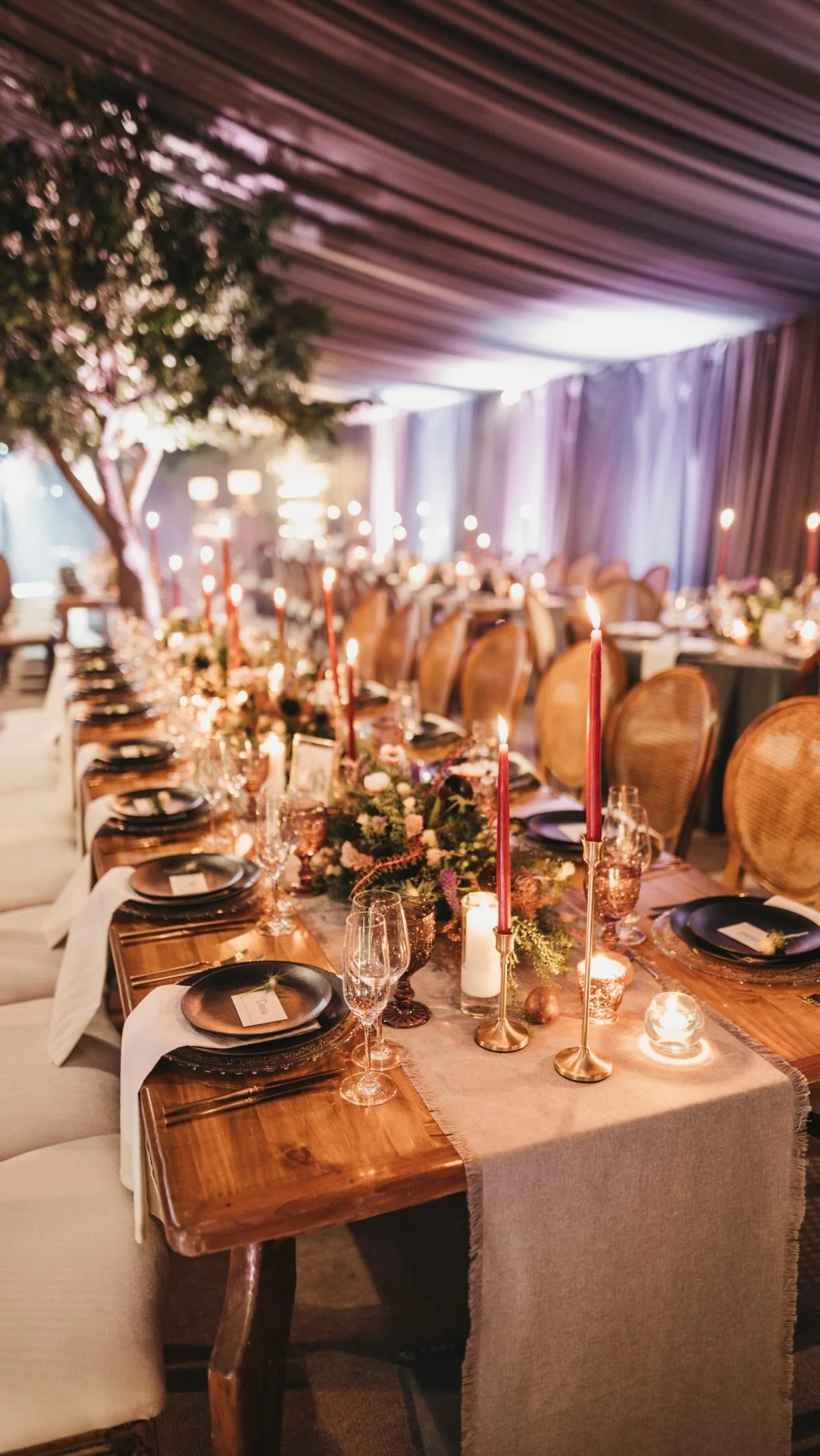 Mesa de cena con velas