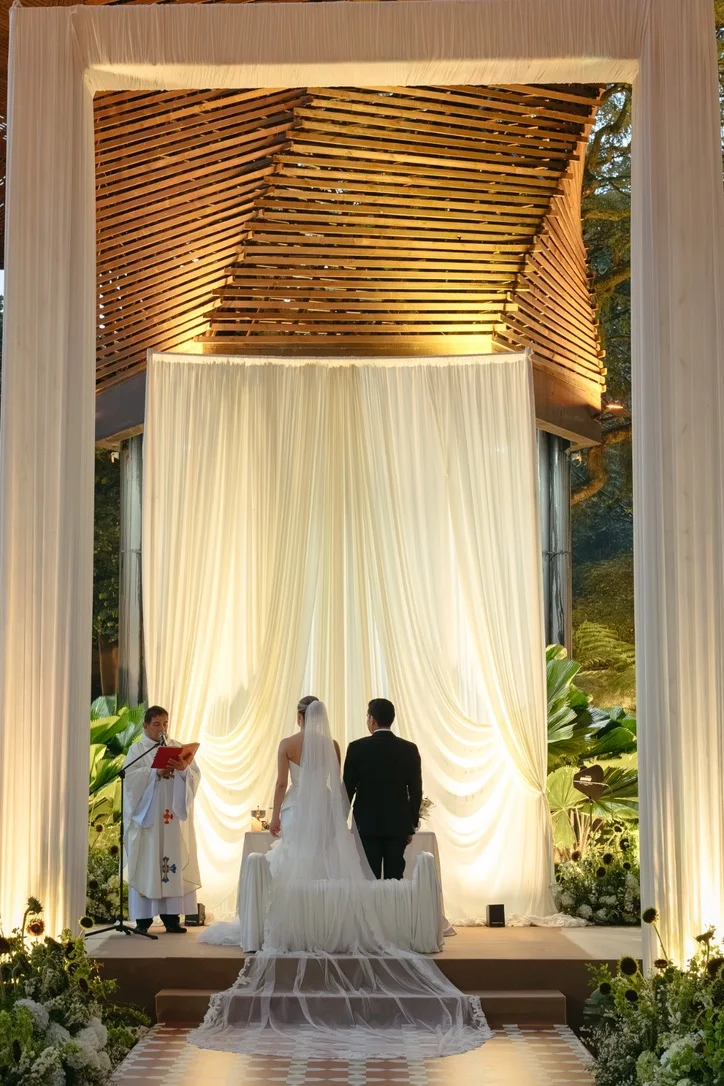Ceremonia bajo telones blancos en el Orquideorama