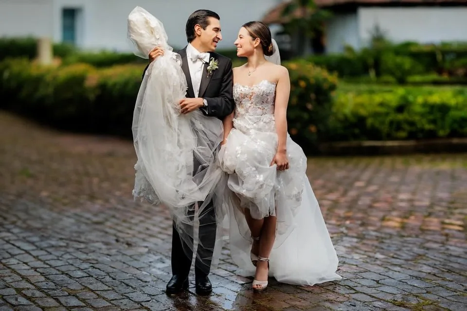 Pareja en un jardín de piedra