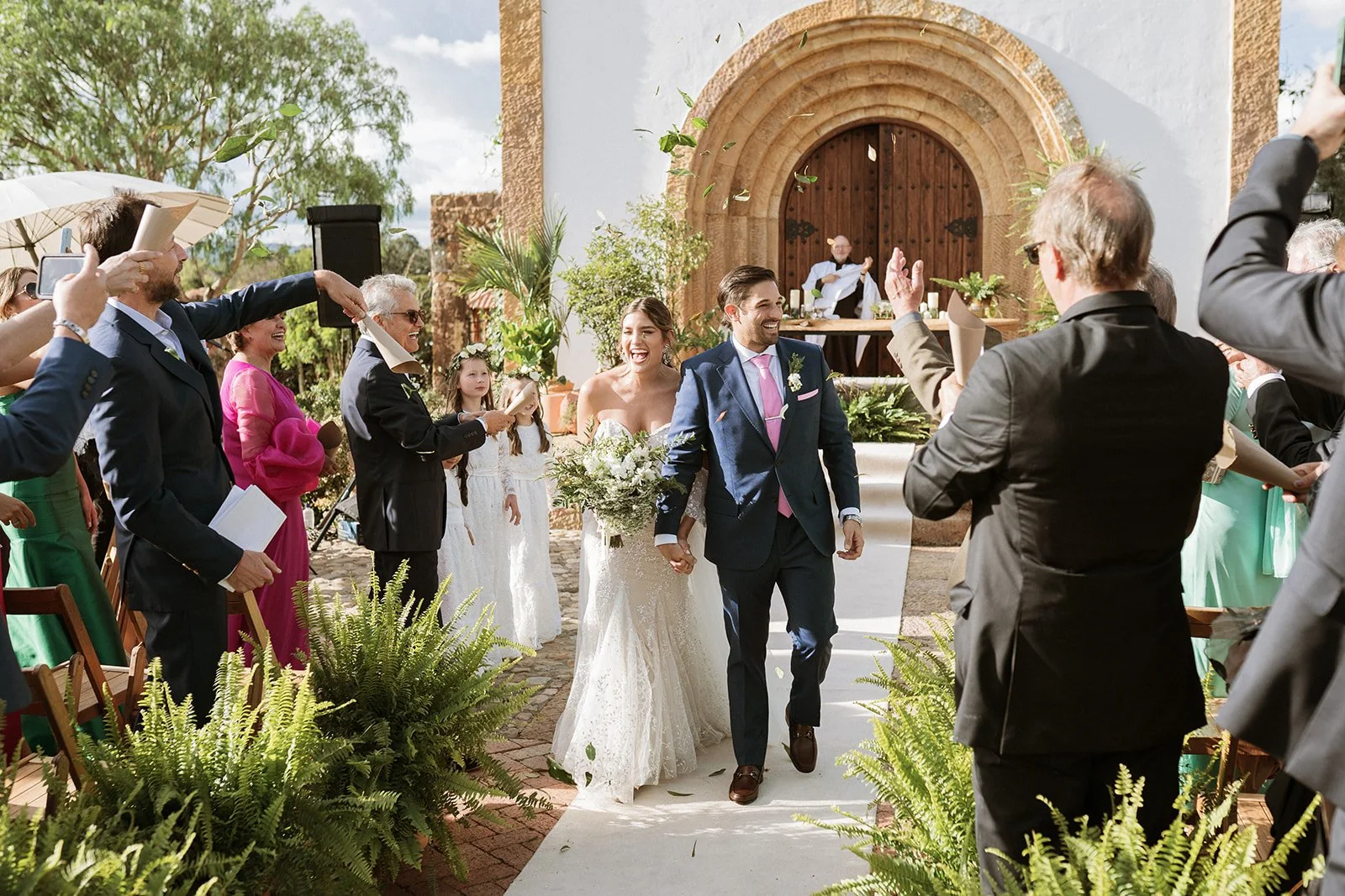 Pareja saliendo de una iglesia de piedra