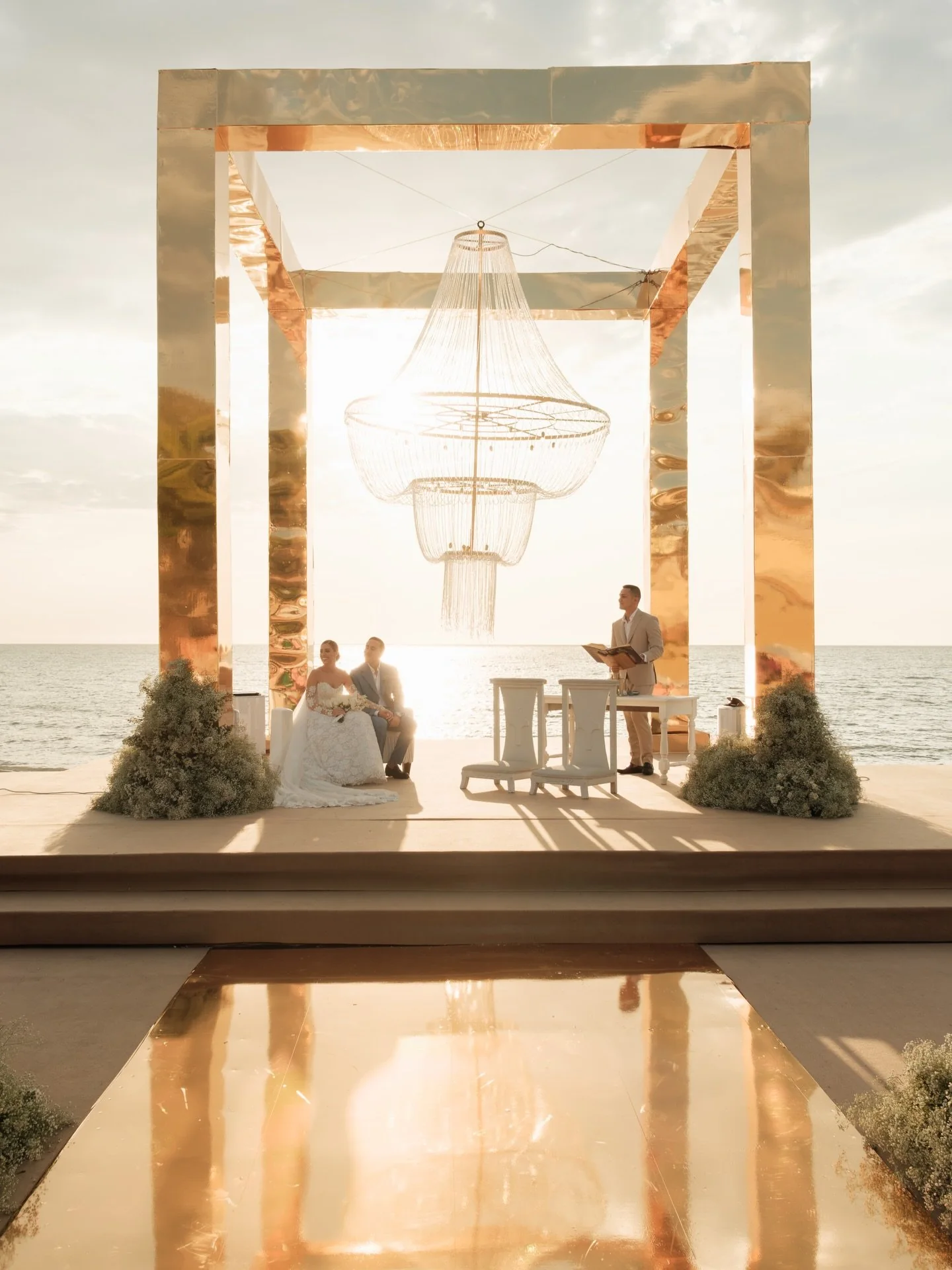 Ceremonia con lámpara junto al mar